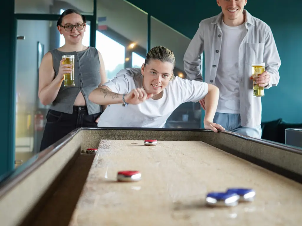 Shuffleboard au parc de loisirs DAMA Factory à Deauville-Touques